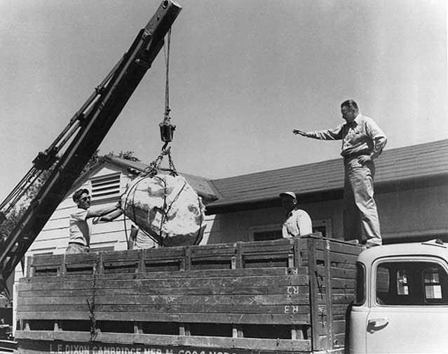 LaPaz dirigeant la r&eacute;cup&eacute;ration d'une m&eacute;t&eacute;orite tomb&eacute; dans le comt&eacute; de Norton (Nebraska) en 1948 [UNM]