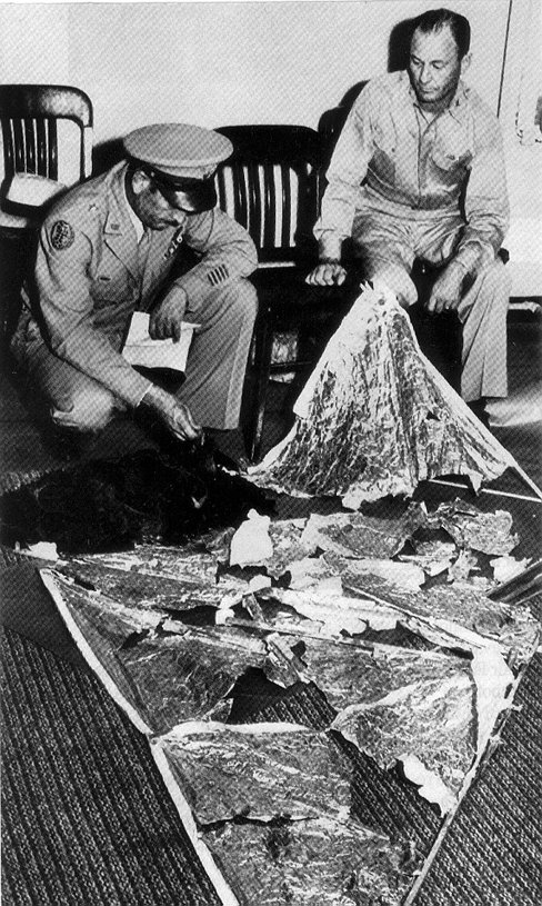 Le g&eacute;n&eacute;ral Ramey et Dubose montrent les d&eacute;bris d'un ballon pour expliquer l'incident de Roswell aux journalistes