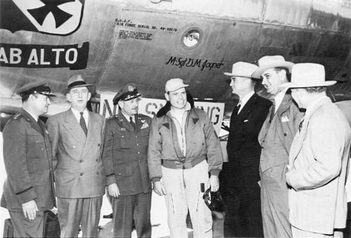 Le 19 Novembre 1949, pr&ecirc;ts &agrave; embarquer dans un B-36, le g&eacute;n&eacute;ral Curtis LeMay, le s&eacute;nateur Russell (Georgie), Ramey, le major John Bartlett, le S&eacute;cr&eacute;taire de l'USAF Symington, Lyndon Baines Johnson (alors s&eacute;nateur du Texas), et le repr&eacute;sentant Thornberry [Frank Kleinwecther]