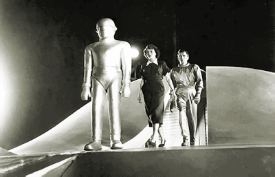 Le robot Gort accompagn&eacute; d'une femme et de Klaatu sortent de la soucoupe