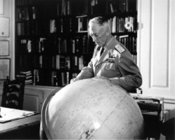Byrd en 1955, pr&eacute;parant sa 5&egrave;me exp&eacute;dition "Deep Freeze"