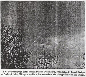 Photographie du train de boule de feu du 9 d&eacute;cembre 1965, prise par Lowell Wright au Lac Orchard (Michigan), &agrave; quelques secondes de sa disparition