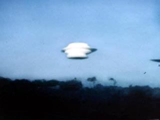 Un &eacute;trange "nuage" semblant se d&eacute;placer lentement sans changer de forme, photographi&eacute; par la Marine am&eacute;ricaine au sud de l'Islande en 1965