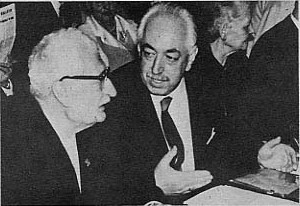 Von Keviczky (� droite) en discussion avec Herman Oberth au 7�me Congr�s Scientifique sur les ovnis en Novembre 1967
