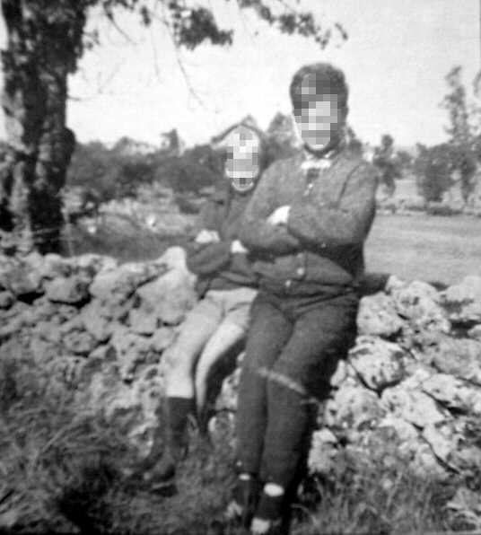 Anne-Marie et Fran&ccedil;ois, sur le muret, fin &eacute;t&eacute; 1968