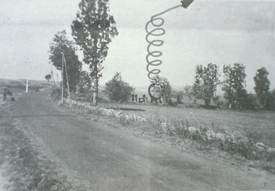 Prise de vue depuis le lieu de l'observation, avec dessin de la sph&egrave;re et de son envol, fin &eacute;t&eacute; 1968