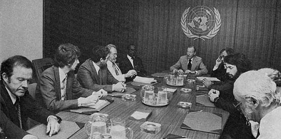 R&eacute;union le 14 Juillet 1978 avec de gauche &agrave; droite : Gordon Cooper, Jacques Vall&eacute;e, Claude Poher, J. Allen Hynek, Eric Gairy, Kurt Waldheim, Morton Gleisner, Lee Spiegel, Leonard Stringfield, David Saunders