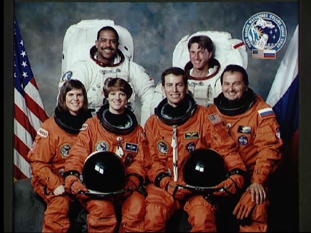 Portrait officiel de l'&eacute;quipe STS-63