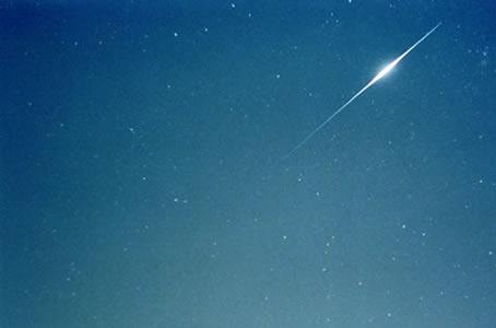 Les reflets du satellite Iridium 30 le 11 d&eacute;cembre 2002 &agrave; 18 h 22, photographi&eacute;s avec un temps de pose de plusieurs secondes