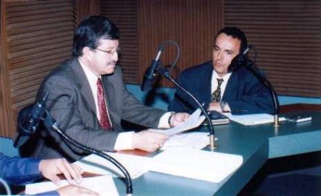 Ayerve (&agrave; gauche) interview&eacute; par Rodr&iacute;guez dans les studios de radio Caravan