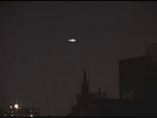 Une myst&eacute;rieuse soucoupe au-dessus de New York le 14 juillet 2006, jusqu'&agrave; ce que l'auteur du film zoome, et r&eacute;v&egrave;le un dirigeable Sanyo