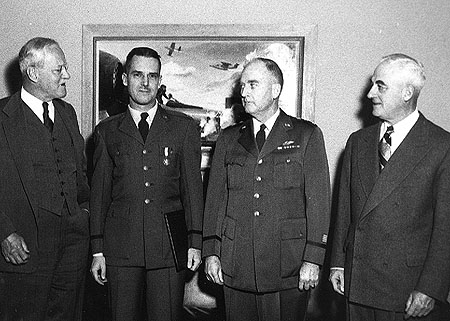 Allen Dulles, Ed Lansdale,  Charles P. Cabell, et Twining