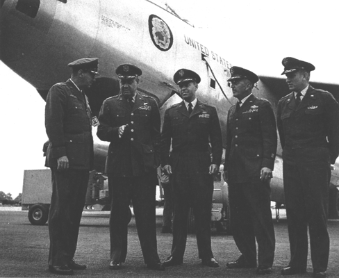 De gauche &agrave; droite : McCoy, LeMay, Selser, Mooney et Tarter, devant un B-47 du 306&egrave;me Bomb Wing, &agrave; la base de Fairford (Angleterre) (USAF]