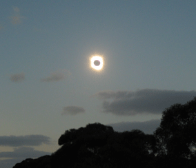 Eclipse solaire pr&egrave;s de Ceduna (Australie du Sud) le 4 d&eacute;cembre 2002 