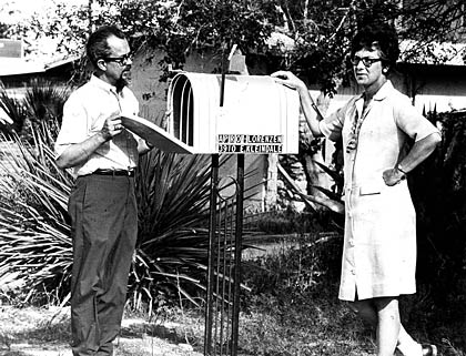 Jim et Coral Lorenzen et la bo&icirc;te-aux-lettres de l'APRO