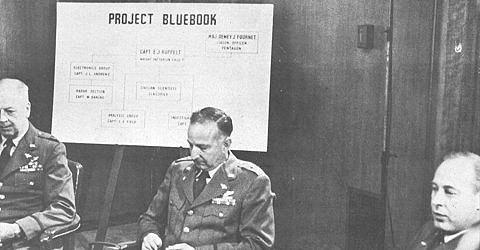 Des responsables de l'US Air Force présentant le projet Blue Book d'étude des ovnis dans les années 1950s