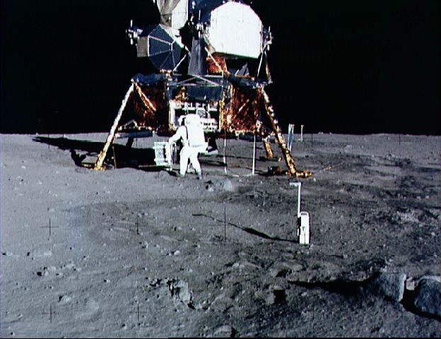 Juste apr&egrave;s l'alunissage Armstrong et Aldrin  pr&eacute;parent le module lunaire "Eagle" pour un d&eacute;collage