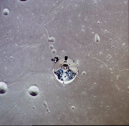 Le module de commande "Columbia" en orbite autour de la Lune