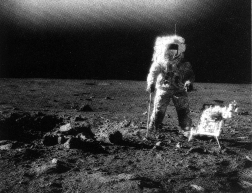 Eclair lumineux au-dessus d'un astrononaute d'Apollo 12
