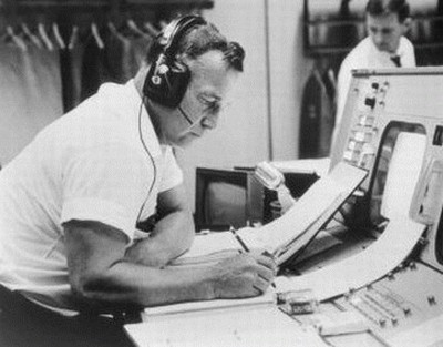Chop, officier ajoint MSC des relations publiques, &agrave; sa console de la Salle des Op&eacute;rations du Contr&ocirc;le de Mission dans le Centre de Vol Habit&eacute; de Houston, lors d'une simulation Gemini-Titan 4, le 30 mai 1965