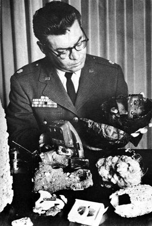 Quintanilla examinant des d&eacute;bris d'ovnis suppos&eacute;s [Life Magazine]