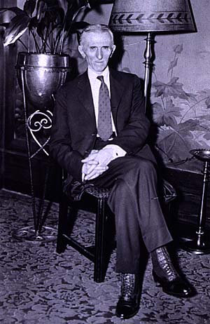 Tesla le 10 Juillet 1935 pour une conf&eacute;rence de presse &agrave; l'hotel New York &agrave; l'occasion de ses 79 ans