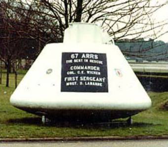 Vers 1981, faux module de commande Apollo utilisé par le 67ème ARRS pour      s'entraîner à de potentielles missions de sauvetage d'urgence. Par la suite utilisé comme "insigne" d'escadron à      la base RAF de Woodbridge s15"Photos", National Museum of the U.S. Air Force