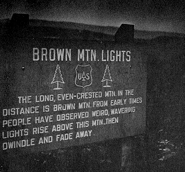 Panneau touristique sur les lumi&egrave;res de Brown Mountain