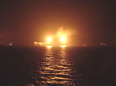 2 torch�res d'exploitation p�troli�re sur le site de Cantarell (Mexique), photographi�es depuis un bateau