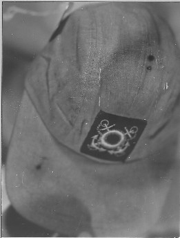 La casquette de Desvergers comportant de petits trous de br&ucirc;lures