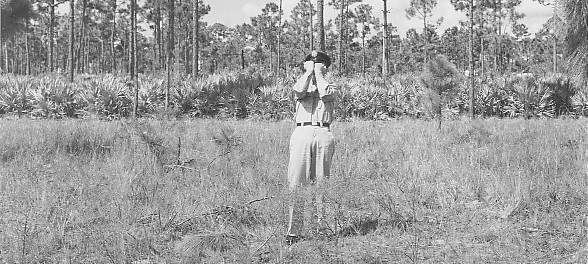 Un enqu&ecirc;teur de l'USAF agissant selon le r&eacute;cit de Desvergers sur les lieux de l'observation