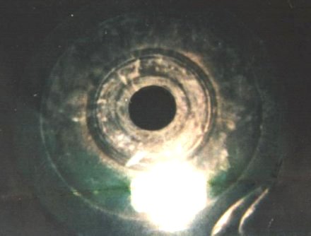 1 des disques de pierre du mus&eacute;e Banpo de Xi'an, photographi&eacute; par Wegerer. On distingue en bas &agrave; droite des doigts tenant le disque, apparemment f&eacute;minin, probablement ceux de la responsable du mus&eacute;e de l'&eacute;poque