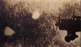 Objets lumineux photographi&eacute;s en 1942 au milieu d'une formation d'avions de reconnaissance Tahikawa Ki 36 [Jean-Luc Chaumeil, Le temps et les OVNI]