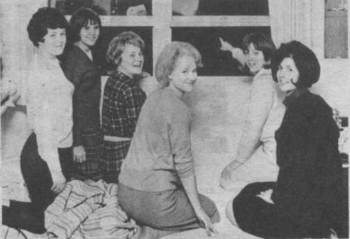 Des camarades du College de Hillsdale faisant partie des 87 femmes &eacute;tudiantes qui observ&egrave;rent un ovni flottant dans le ciel nocturne du Michigan pendant plusieurs heures