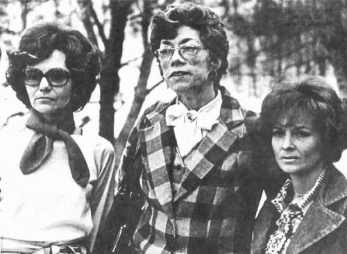 Les 3 femmes qui furent enlev&eacute;e pr&egrave;s de Stanford, (Kentucky). De gauche &agrave; droite : Louise Smith, Elaine Thomas, Mona Stafford