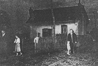 Marius Dewilde et son fils le long de la voie ferr&eacute;e