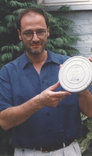 Santilli en 1995, tenant la bo&icirc;te d'une des bobine du pr&eacute;tendu film d'autopsie d'un extraterrestre
