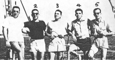 Filho à gauche (1) avec Mauro Freitas (2), le capitaine Jose Viegas (3), un témoin aujourd'hui décédé (4) et le    photographe Almiro Baraúna (5).
