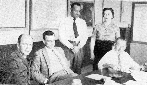 Le major Robert J. Friend, 3ᵉ à partir de la gauche, et les membres du      panel sur les ovnis de la FTD en 1959 s1Robert Friend
