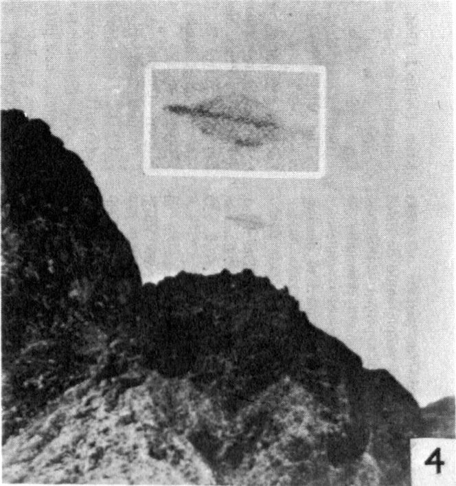 Fig. 4. Photo de l'Ile de Trinidade - La 3ᵉ (et meilleure) photographie d'un ovni pris par Almiro Barauna le jeudi 16 janvier 1958, près de l'île de Trindade. Cet insert est un        agrandissement de l'object au point de l'évidence du grain dans le développement. Fourni par l'Aerial Phenomena Research Organization.