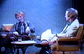Bowie mimant le décollage vertical d'une soucoupe volante dans l'émission télévisée Wide World Of    Entertainment de Dick Cavett en décembre 1974