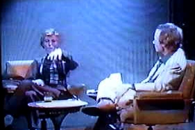 Bowie mimant le décollage vertical d'une soucoupe volante dans l'émission télévisée Wide World Of    Entertainment de Dick Cavett en décembre 1974