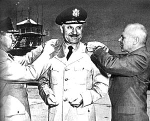 Les lieutenant-généraux L.C. Craigie (à gauche) et James Doolittle agraffent la 2ᵉ étoile du lieutenant-général    Putt