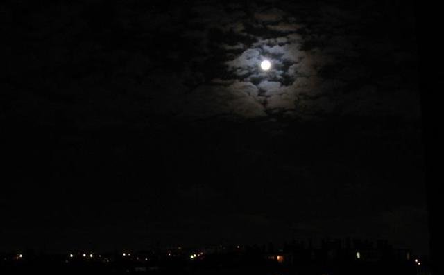La brillance de la pleine Lune peut la faire paraître devant des nuages