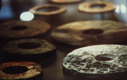Disques de pierre en exposition au British Museum s32Paoletti, Mauro. "I piatti di pietra di Bayan      Kara Ula", EdicolaWeb