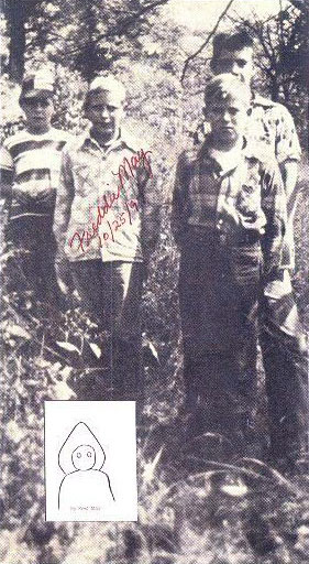 4 des enfants témoins, de gauche à droite : Tommy Hyer, Freddie May, Edison May (devant) et Neil Nunley (derrière)