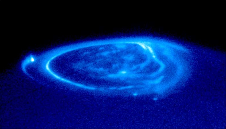 Photographie ultraviolet d'une aurore boréale sur Jupiter s26Télescope spatial Hubble, ESA, NASA < Clarke, John T. (Université du Michigan)