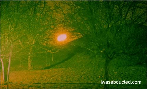 Une lumière mystérieuse qui ne semble pas éclairer son environnement, contrairement à la source lumineuse non visible venant de la gauche