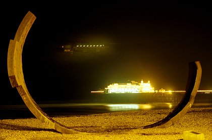 Un vaisseau spatial survolant la jetée de Brighton ? Non, une image fantôme du bâtiment sur la jetée,      aux fenêtres brillantes