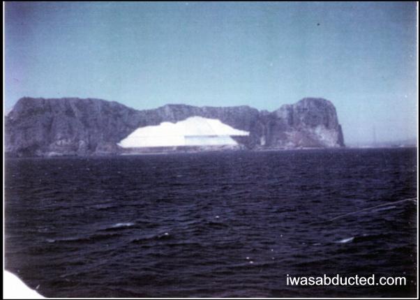 Un autre étrange nuage ou iceberg semblant flotter au-dessus de l'eau ?